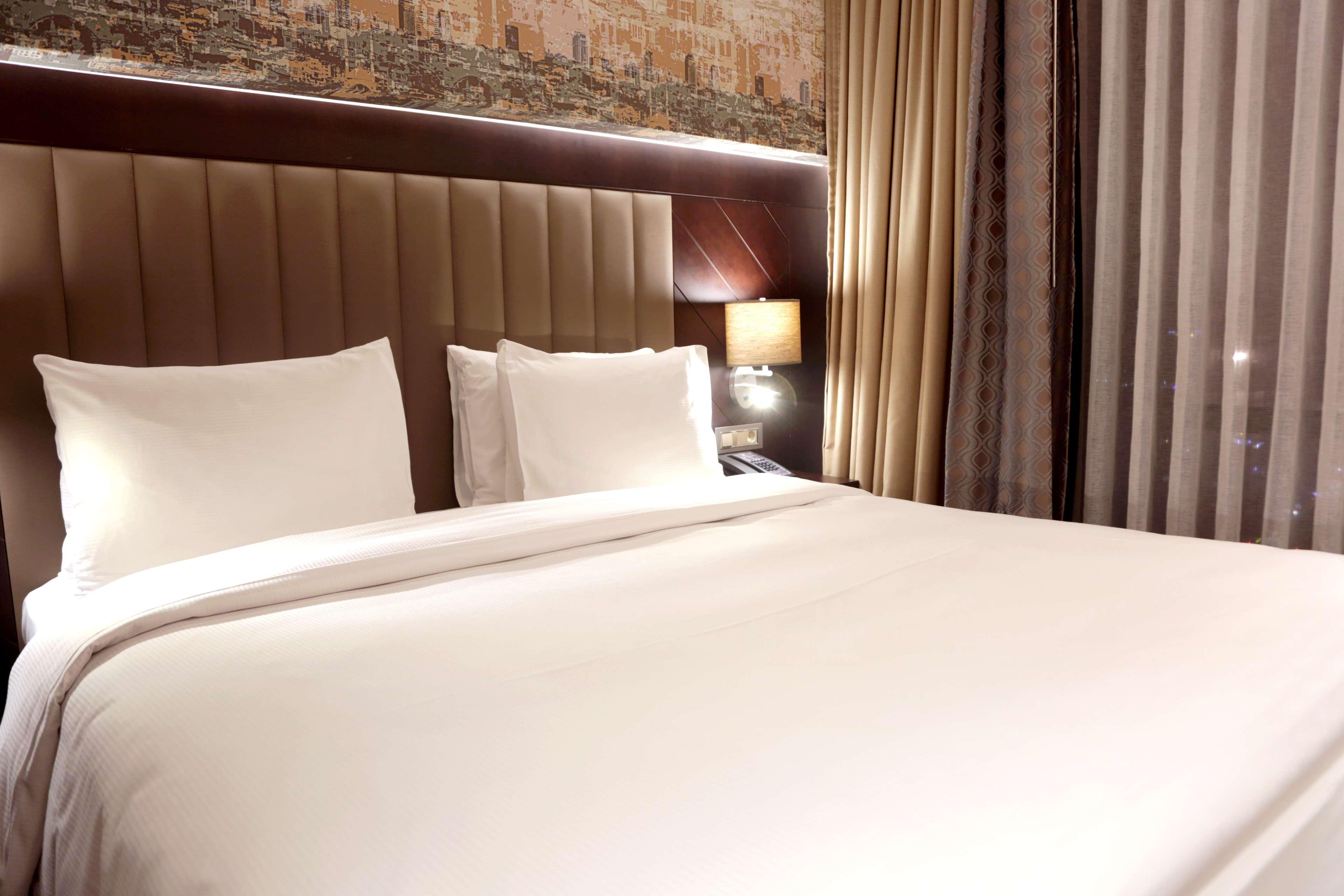 Отель Doubletree By Hilton Istanbul Umraniye Экстерьер фото A bed