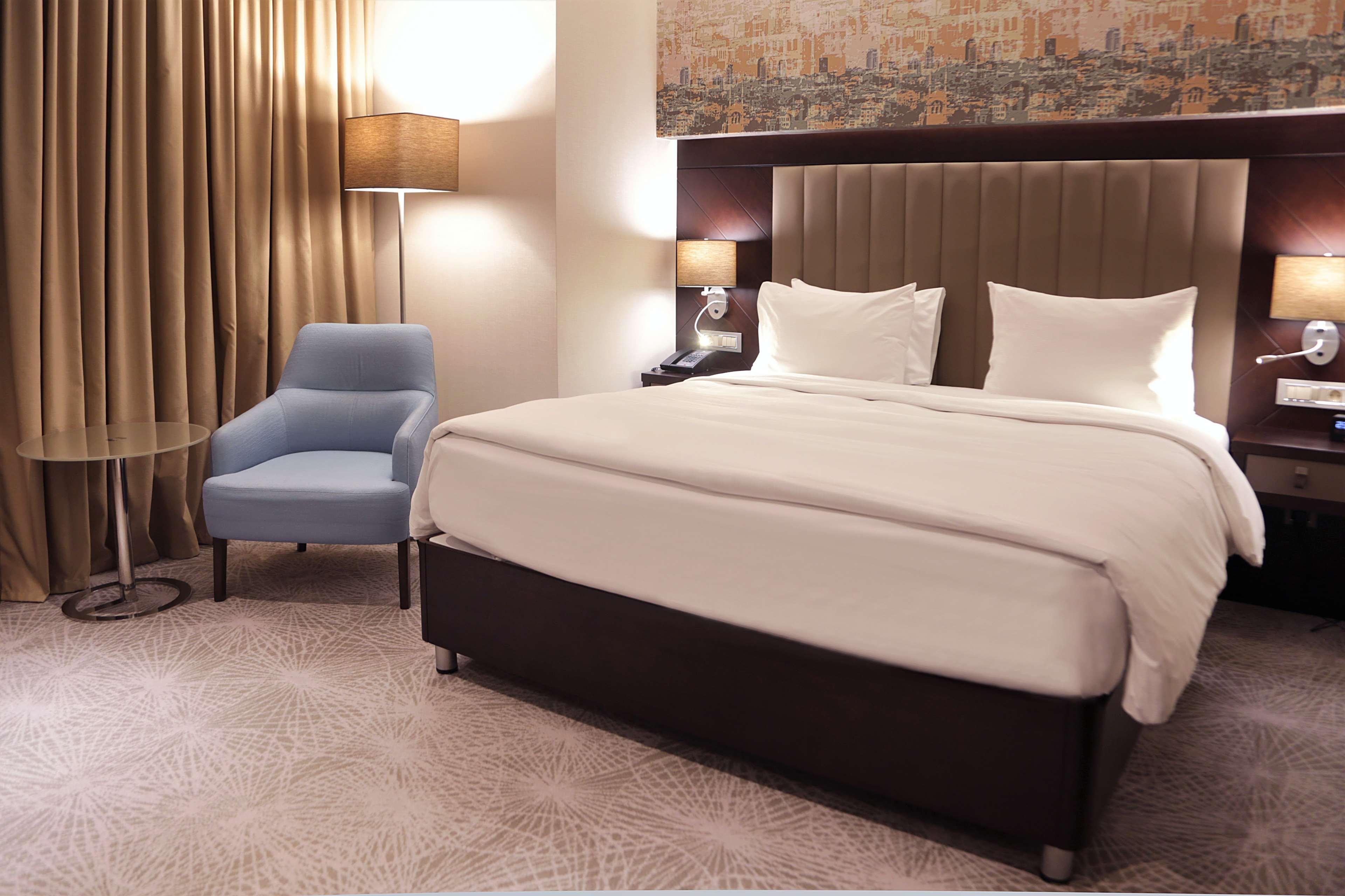 Отель Doubletree By Hilton Istanbul Umraniye Экстерьер фото A room at the hotel